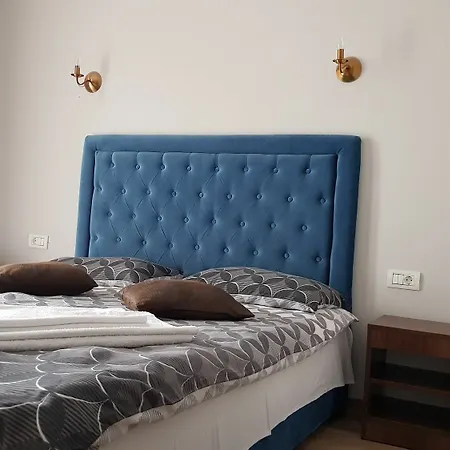 Konukevi Pensiunea La Iani